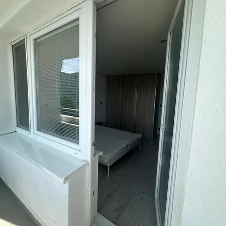 Light Near Center With Easy Transport Access Apartman *