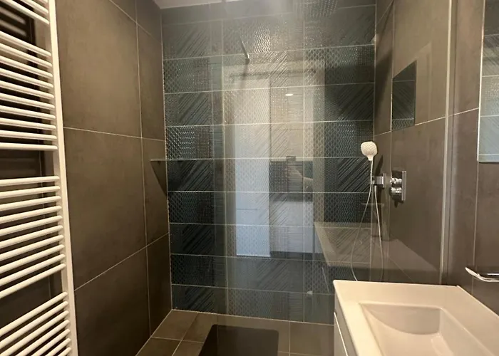 Light Near Center With Easy Transport Access Apartmán